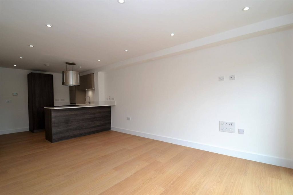 Additional image 3 of 1 bed flat to rentWatling Street, Radlett, Hertfordshire WD7