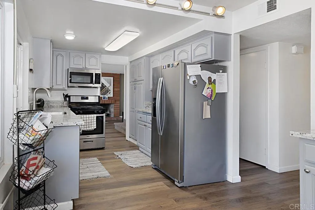 Additional image 16 of 5676 Chateau Dr, San Diego, CA 92117