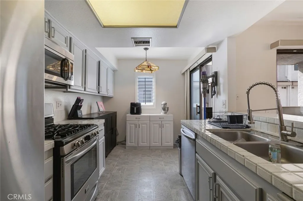 Additional image 2 of 10231 Independence Ave Unit C17, Chatsworth, CA 91311