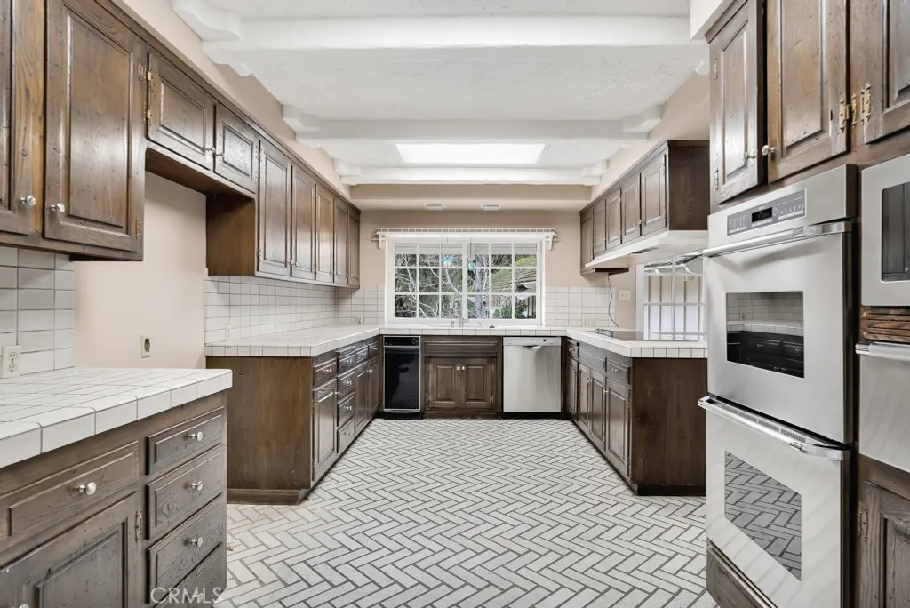 Additional image 6 of 4809 Queen Victoria Road, Woodland Hills, CA 91364