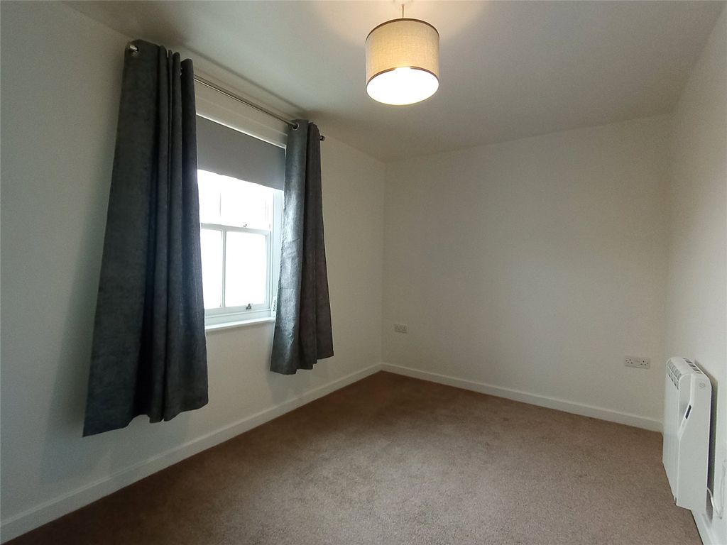 Additional image 5 of 2 bed flat to rentFlat 2 Poole House, Francis Street, Milford Haven, Pembrokeshire SA73
