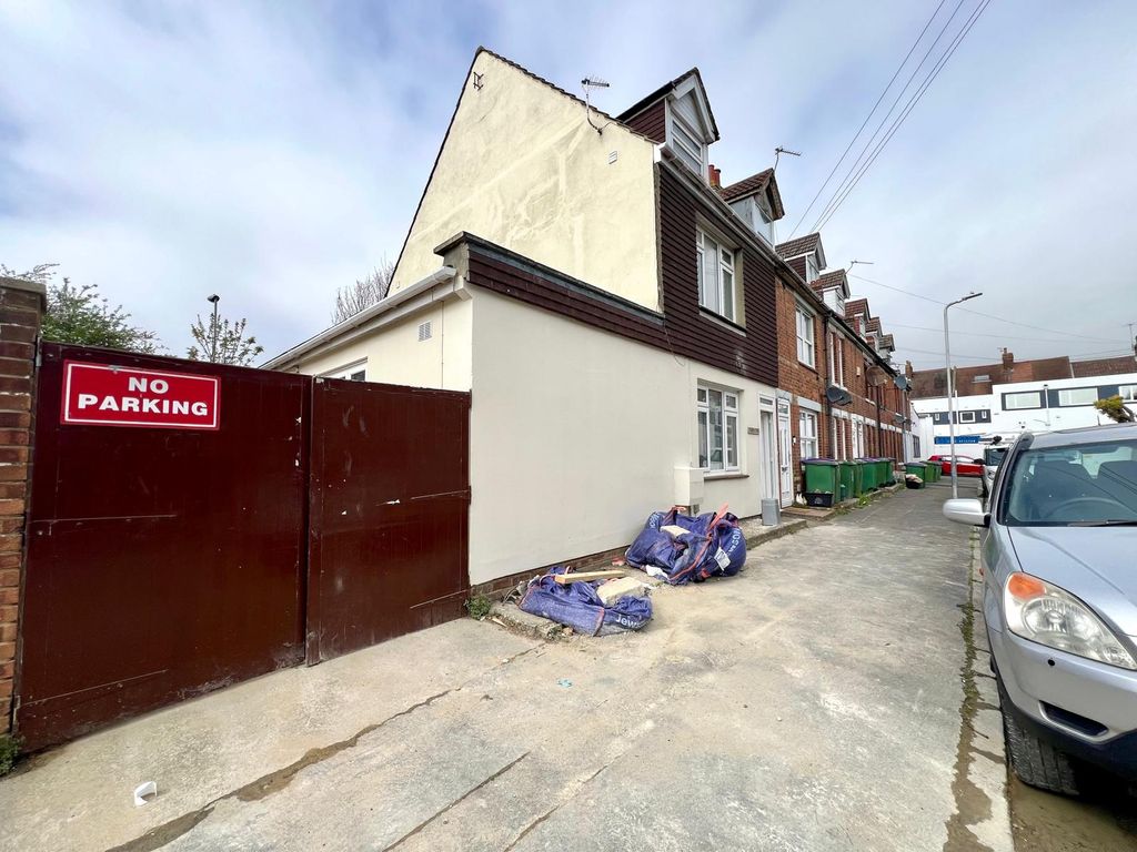 6 bed semi-detached house to rentGladstone Road, Folkestone CT19
