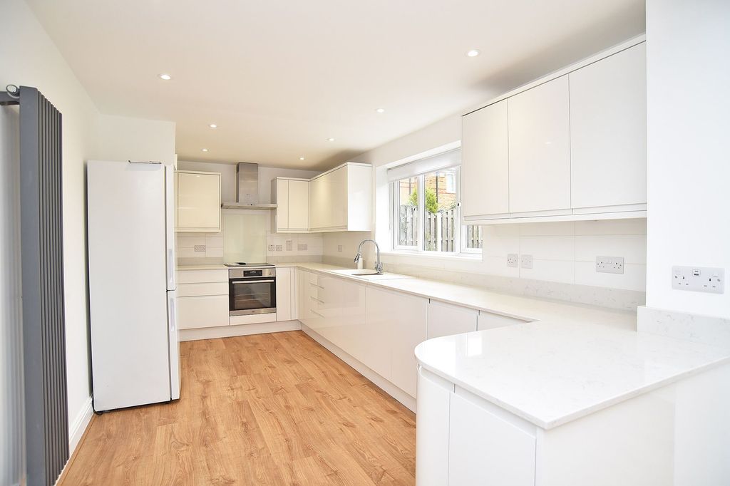 Additional image 3 of 5 bed detached house to rentBarnwell Crescent, Harrogate HG2