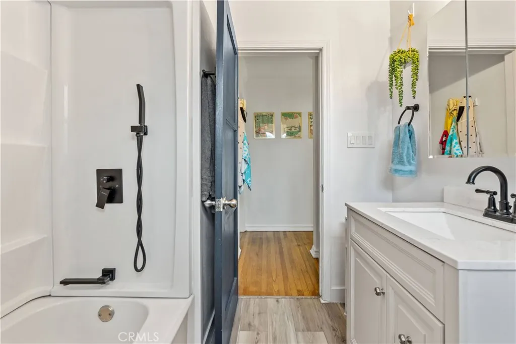 Additional image 37 of 17145 Strathern Street, Lake Balboa, CA 91406