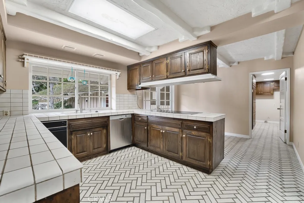 Additional image 15 of 4809 Queen Victoria Road, Woodland Hills, CA 91364