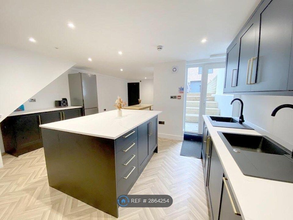 10 bed shared accommodation to rentDragon Parade, Harrogate HG1 photo 2