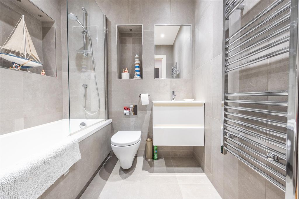 Additional image 8 of 2 bed flat to rentRectory Grove, Leigh-On-Sea SS9