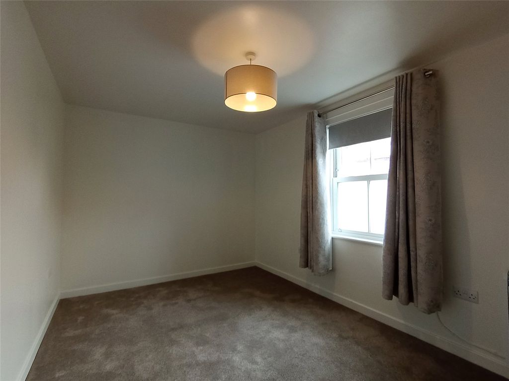 Additional image 6 of 2 bed flat to rentFlat 2 Poole House, Francis Street, Milford Haven, Pembrokeshire SA73