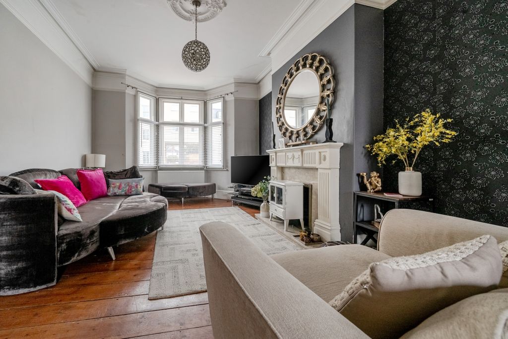 Additional image 3 of 4 bed terraced house to rentClarendon Avenue, Leamington Spa CV32