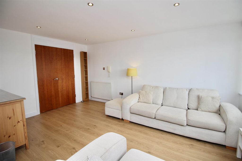 2 bed flat to rentHigh Quay, City Road, Newcastle Upon Tyne NE1 photo 4