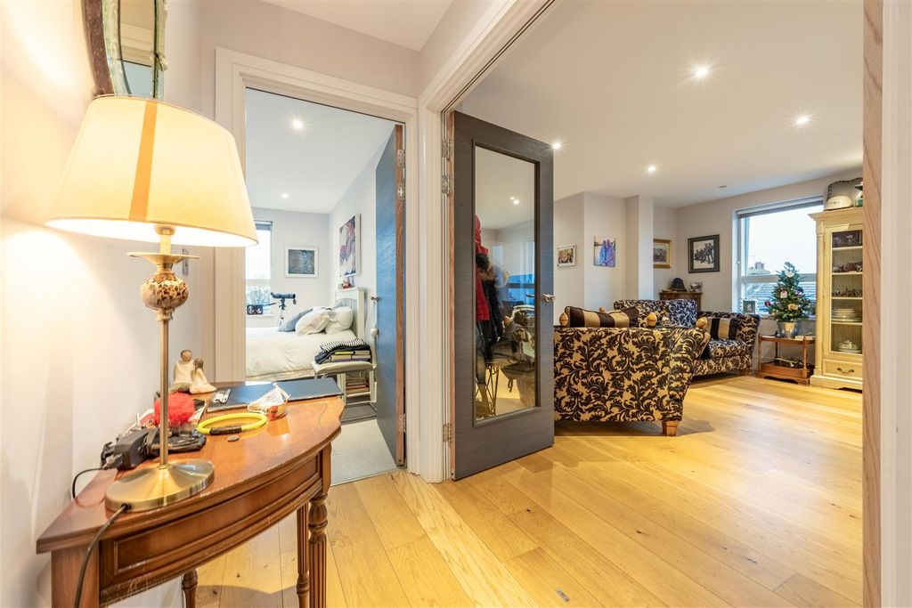 Additional image 12 of 2 bed flat to rentRectory Grove, Leigh-On-Sea SS9