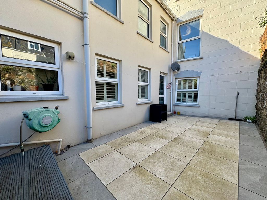 Additional image 4 of 2 bed flat to rent24 Simon Place, St Helier JE2