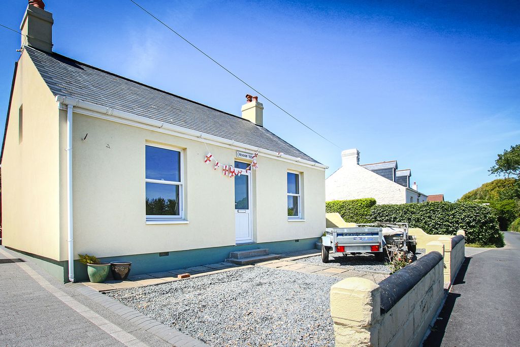 2 bed property to rentLes Ruettes, St Andrew's, Guernsey GY6