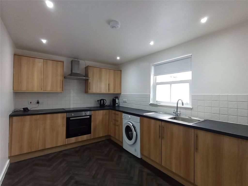 Additional image 10 of 2 bed flat to rentFlat 2 Poole House, Francis Street, Milford Haven, Pembrokeshire SA73