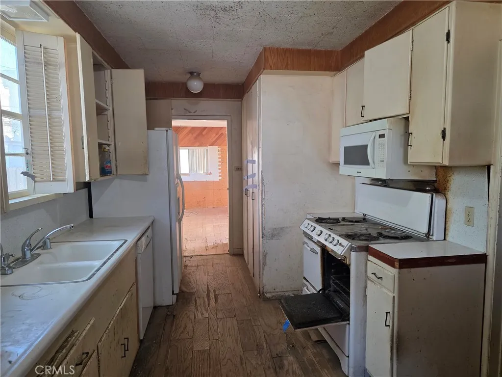 Additional image 7 of 7446 Dempsey Ave, Lake Balboa, CA 91406
