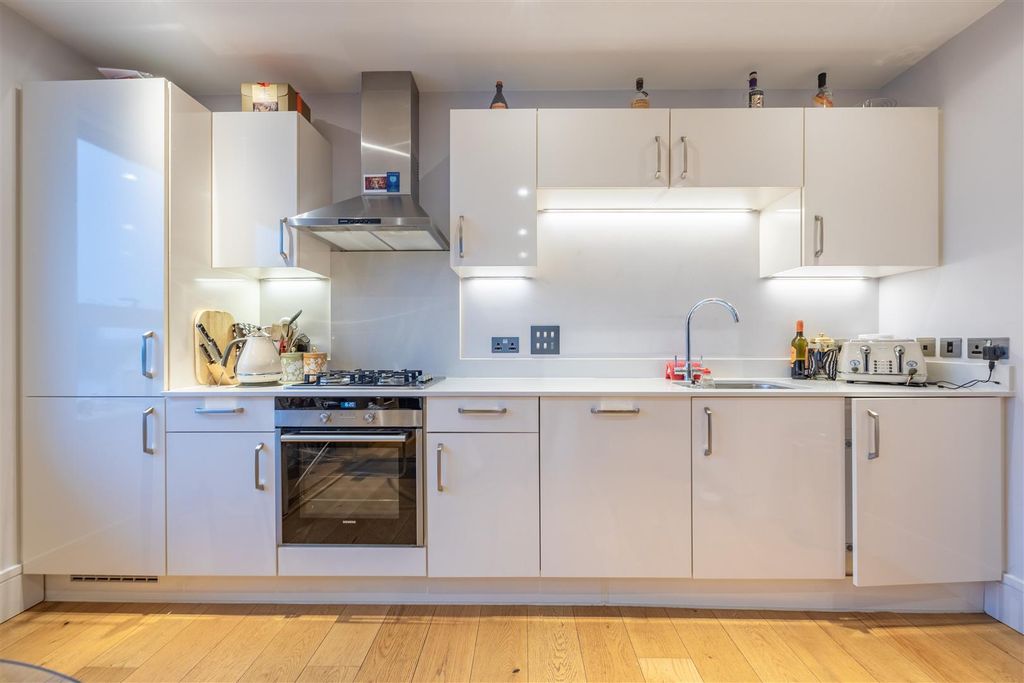 Additional image 17 of 2 bed flat to rentRectory Grove, Leigh-On-Sea SS9
