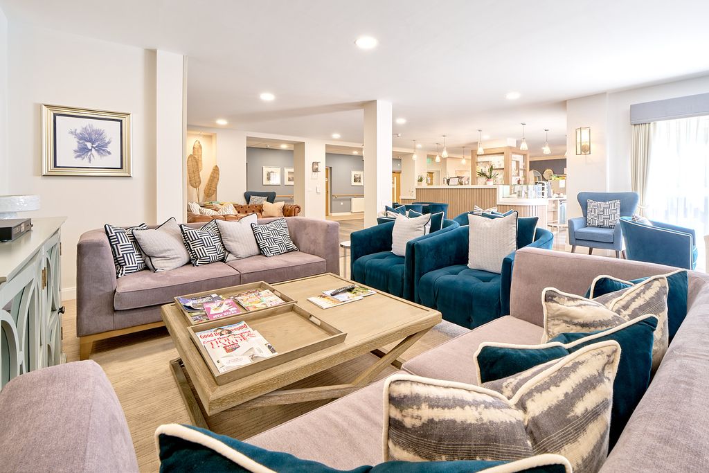 Additional image 11 of 2 bed flat to rentQueens Road, Weybridge KT13