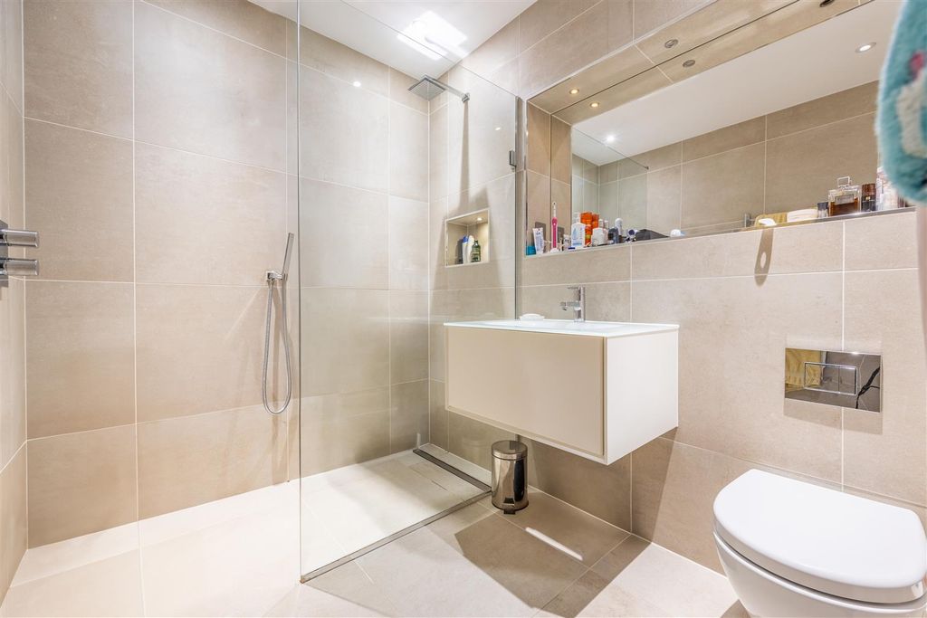 Additional image 7 of 2 bed flat to rentRectory Grove, Leigh-On-Sea SS9