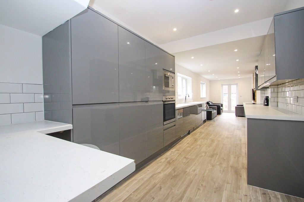 7 bed shared accommodation to rentCleveland Road, Southsea, Hampshire PO5 photo 2