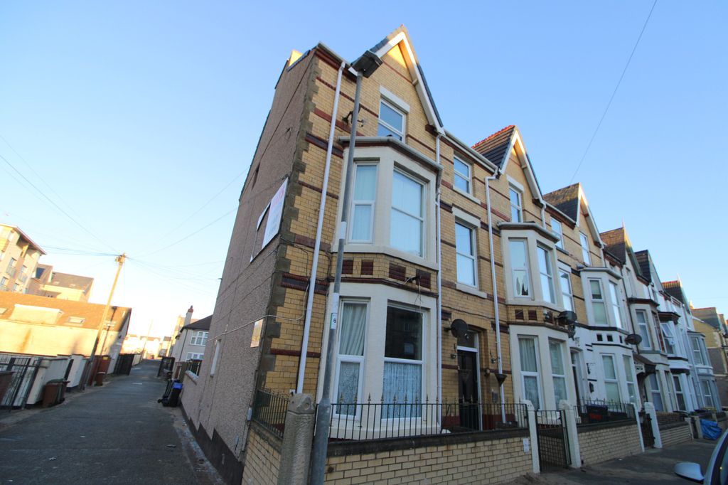 1 bed flat to rentRiver Street, Rhyl, Denbighshire LL18
