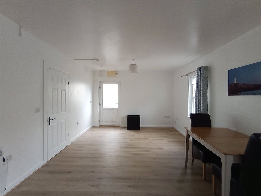 Additional image 5 of 1 bed flat to rentFlat 1 Poole House, Francis Street, Milford Haven, Pembrokeshire SA73