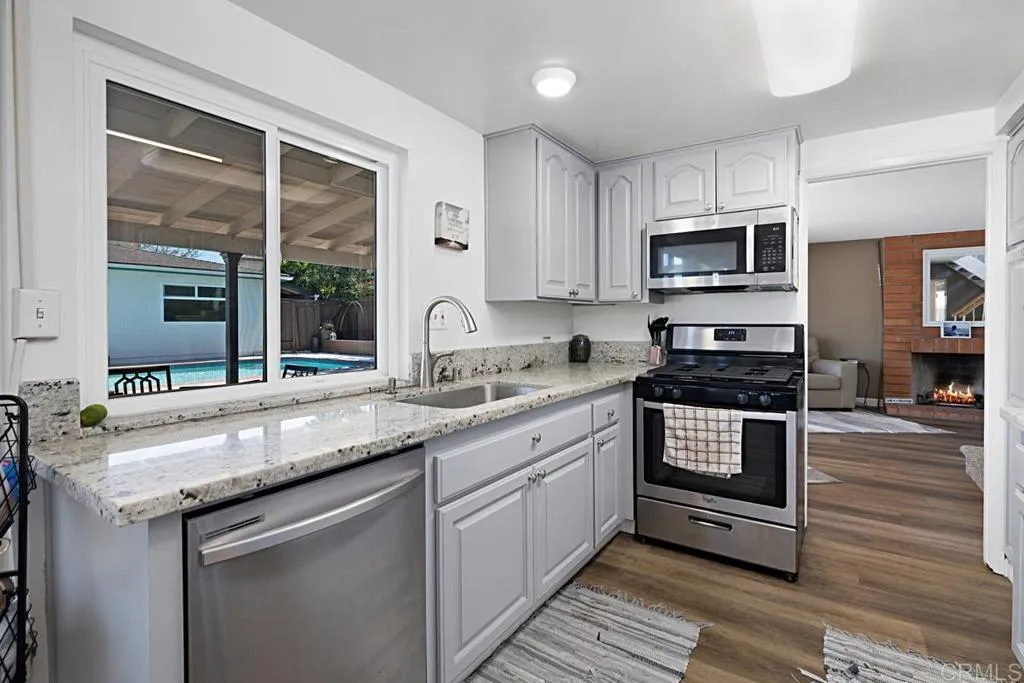 Additional image 10 of 5676 Chateau Dr, San Diego, CA 92117