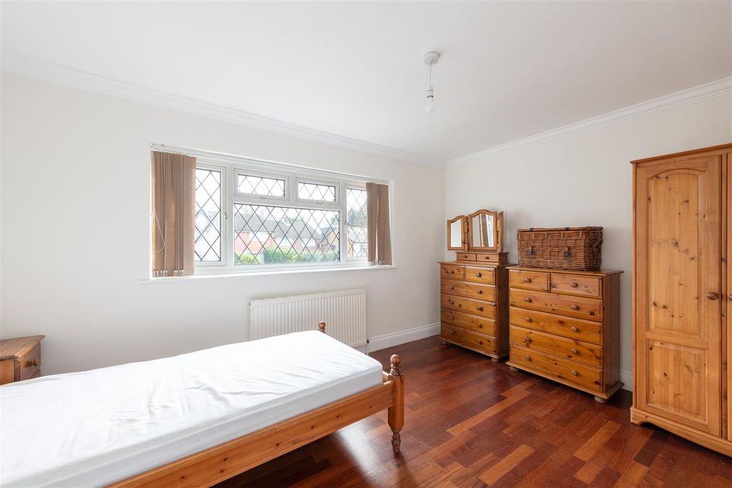 Additional image 10 of 4 bed property to rentMansfield Avenue, Barnet EN4