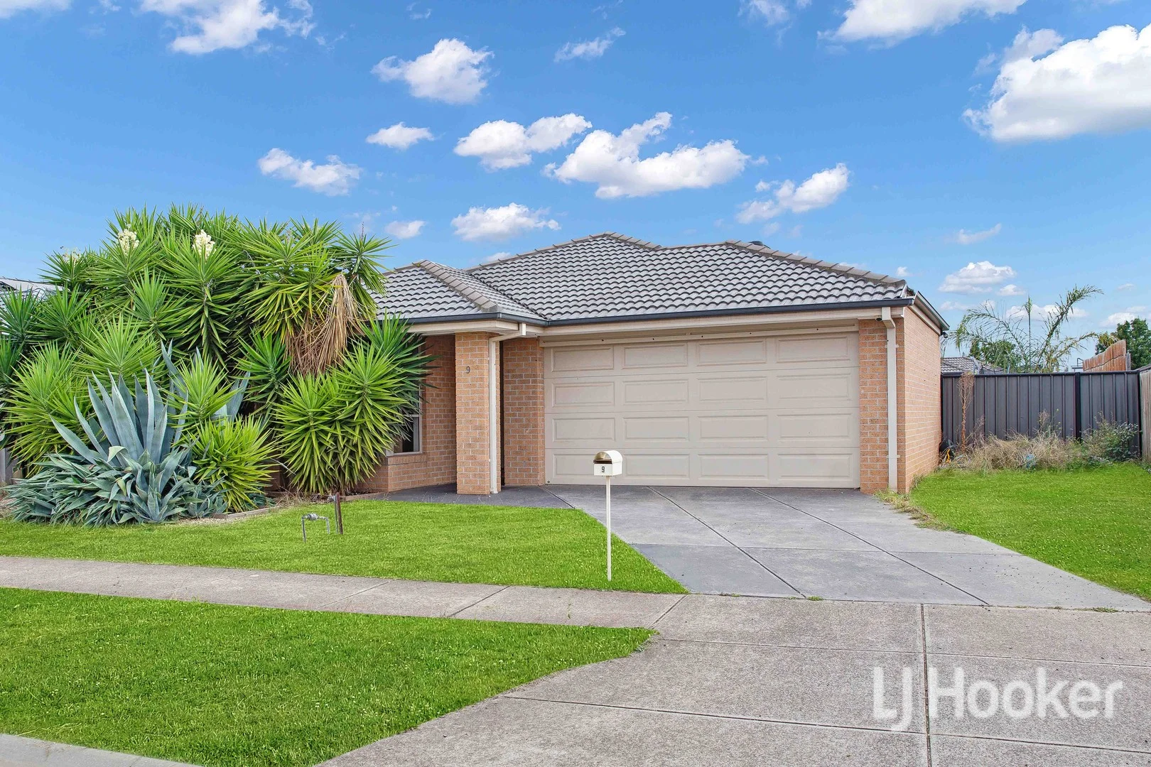 9 Toogoolawah Drive, Melton South VIC 3338