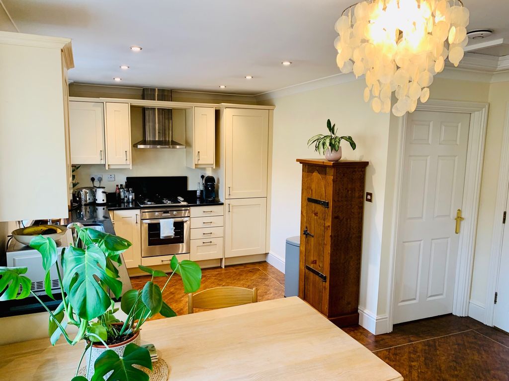2 bed flat to rentGordon Close, Broadway WR12 photo 2