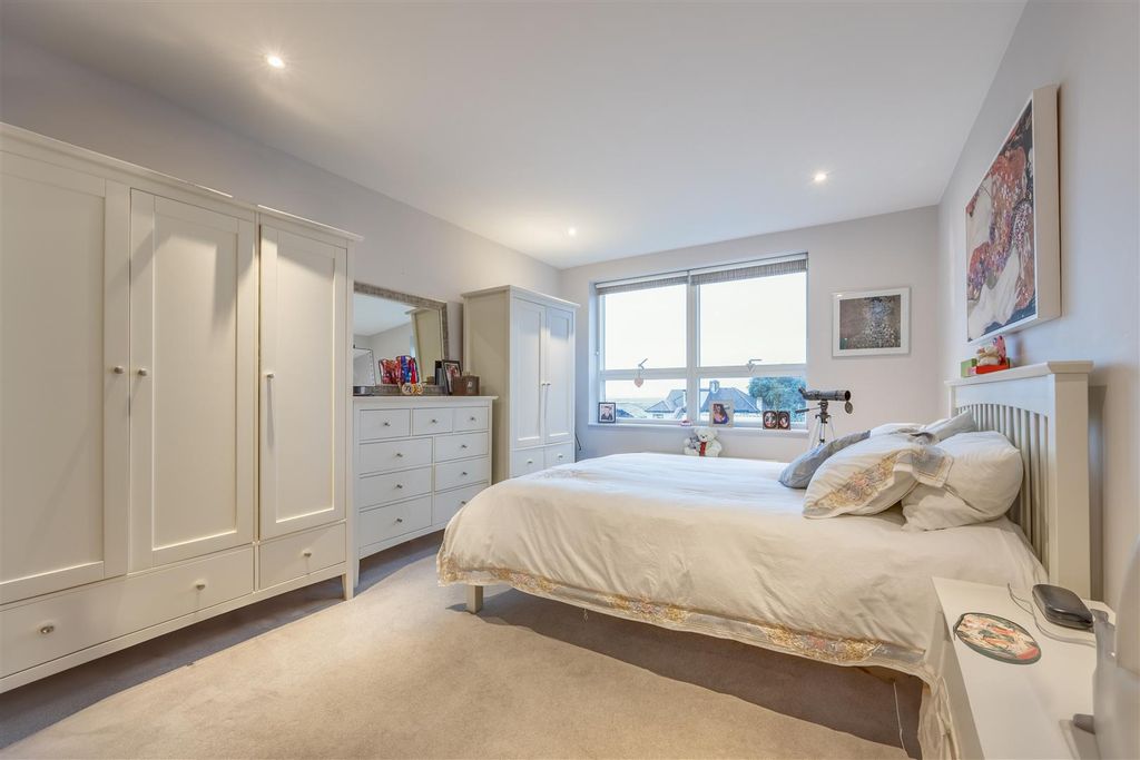 Additional image 6 of 2 bed flat to rentRectory Grove, Leigh-On-Sea SS9