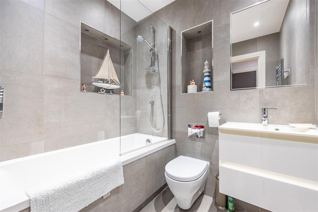 Additional image 9 of 2 bed flat to rentRectory Grove, Leigh-On-Sea SS9