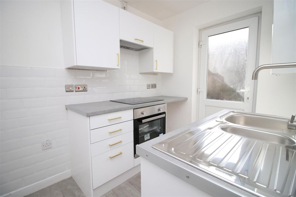 3 bed semi-detached house to rentWhitting Street Porth, Porth CF39