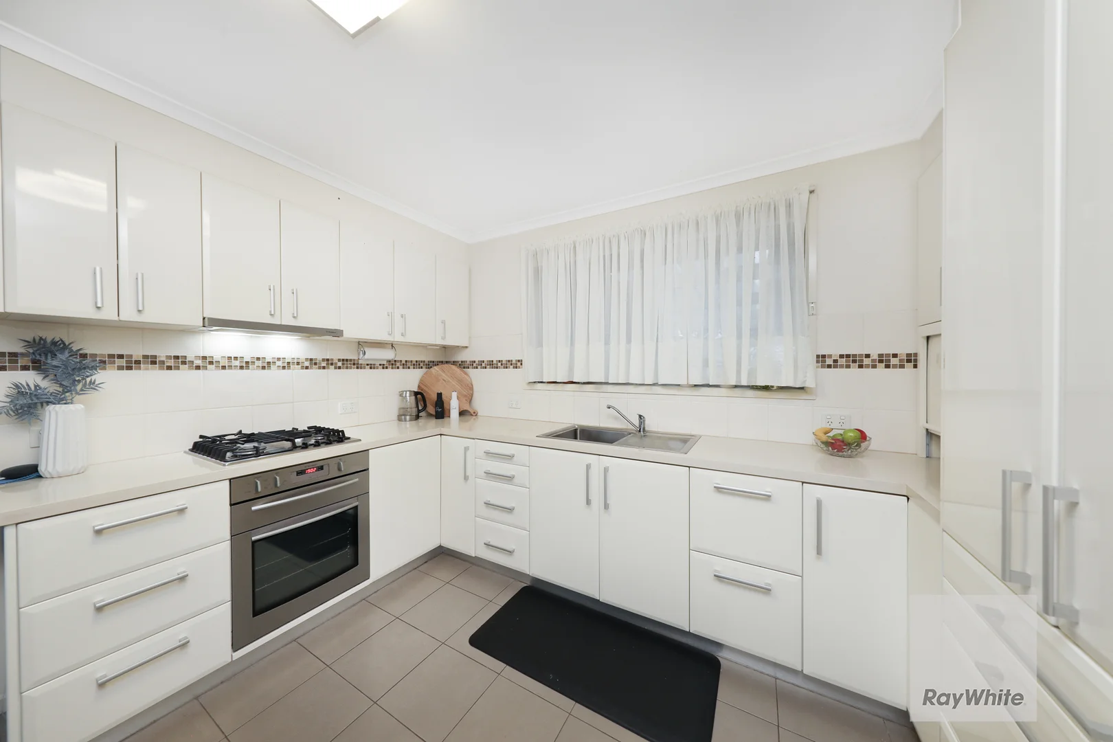 150 Carrick Drive, Gladstone Park VIC 3043 photo 4