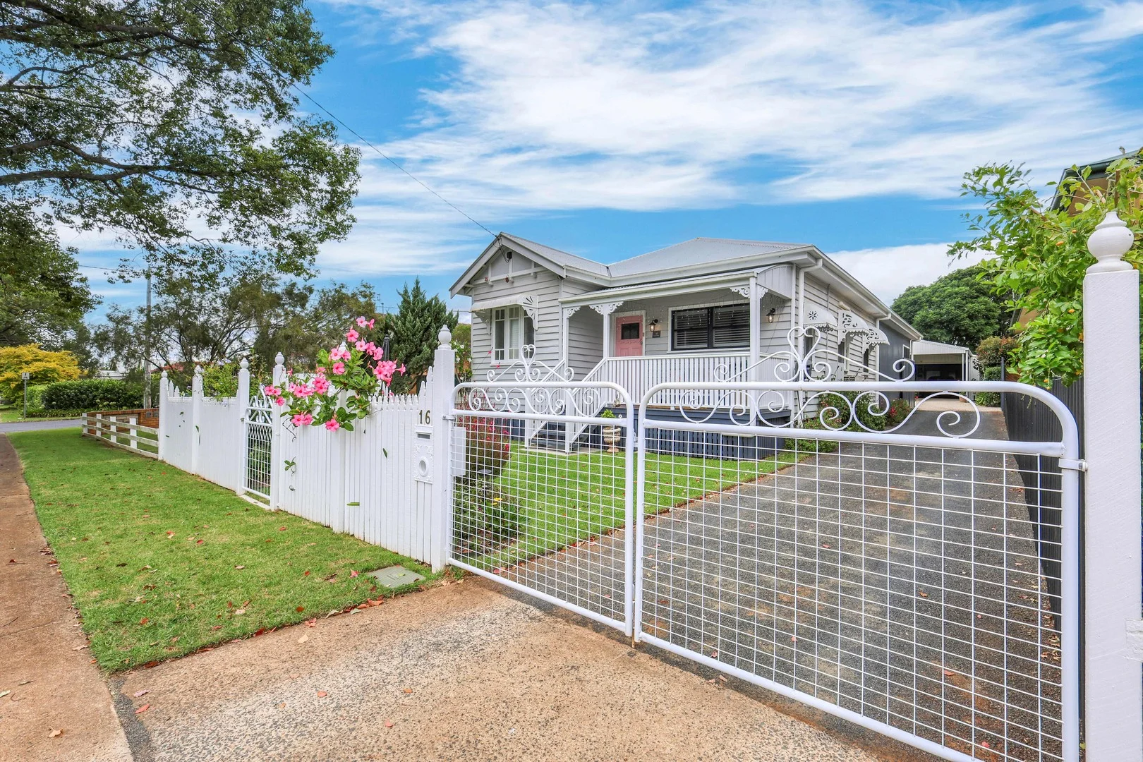 16 on Ascot Street, Newtown QLD 4350