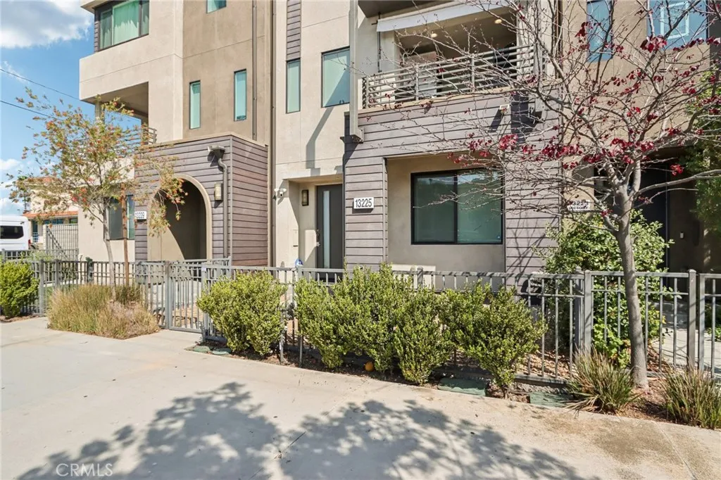 Additional image 3 of 13225 Victory Boulevard, Valley Glen, CA 91401