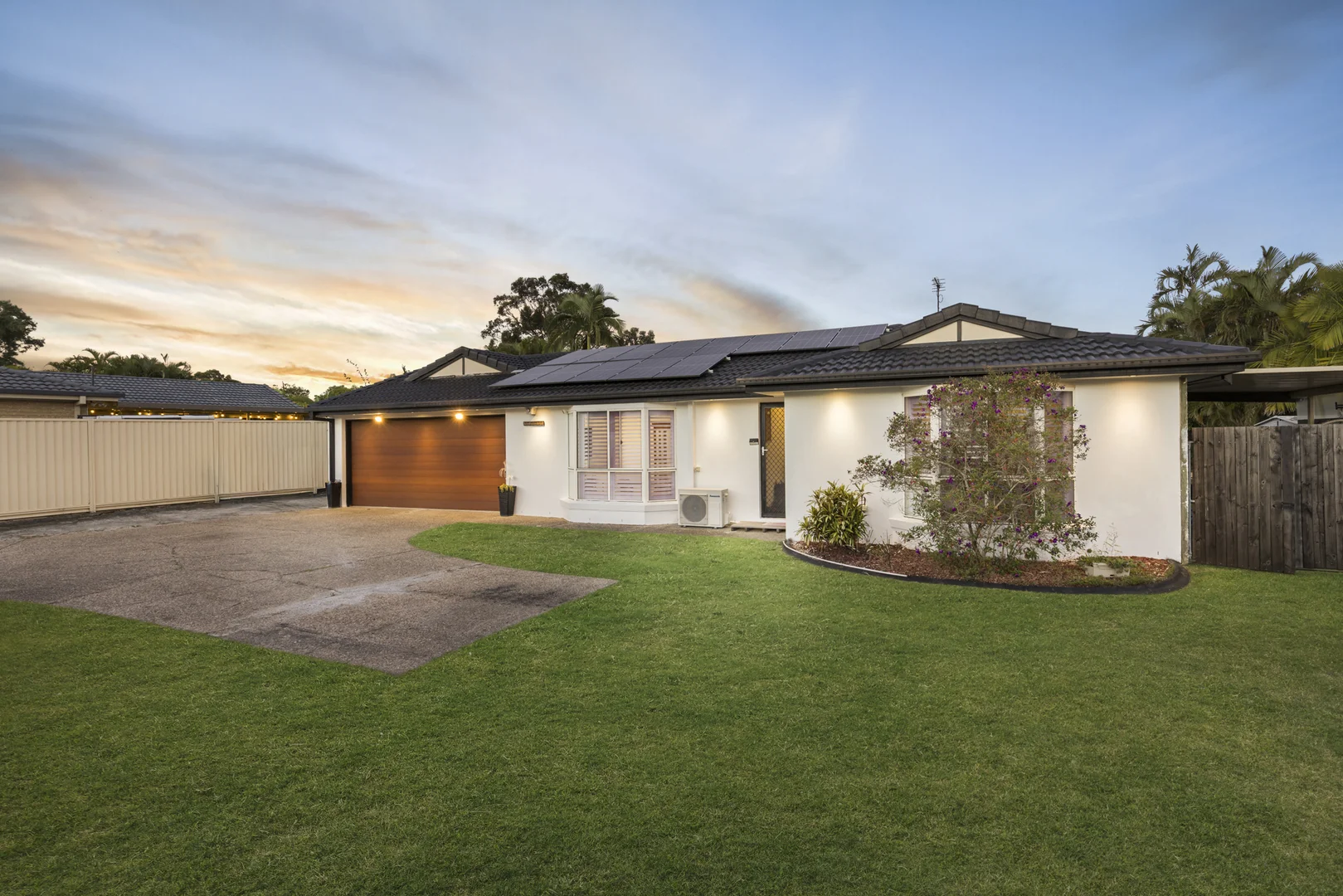 23 Enderbury Crescent, Pacific Pines QLD 4211 photo 2