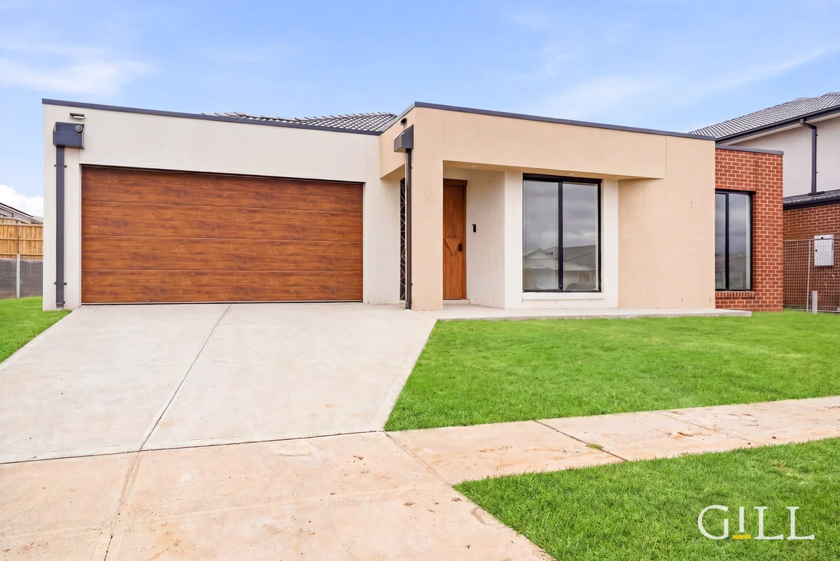 8 Rhodes Way, Clyde North VIC 3978