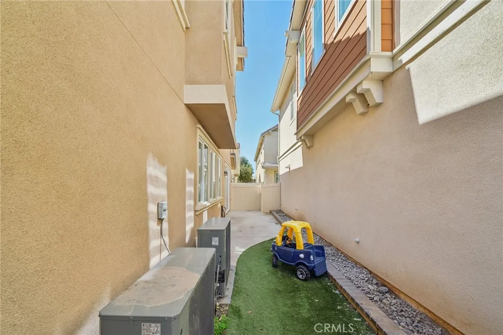 Additional image 16 of 618 S Brampton Lane, Rialto, CA 92376