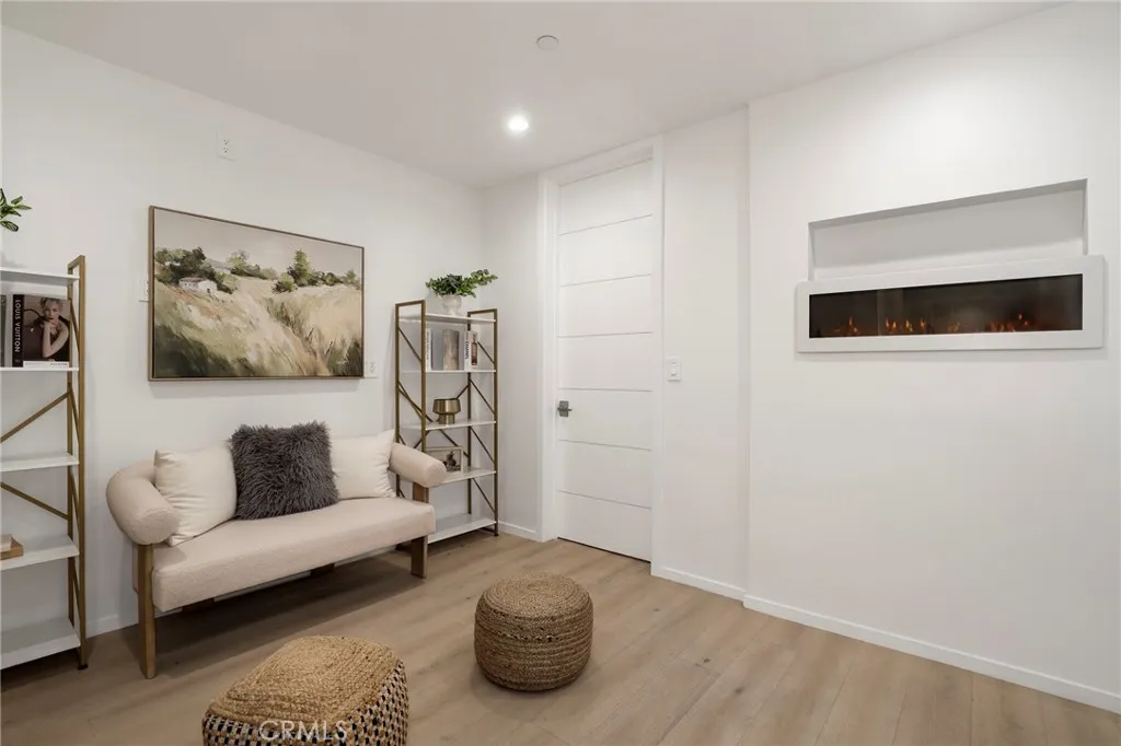 Additional image 111 of 2309 Cove Avenue, Los Angeles, CA 90039