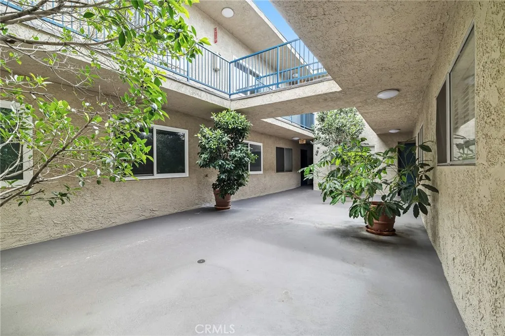 14560 Clark Street Unit 215, Sherman Oaks, CA 91411 photo 3