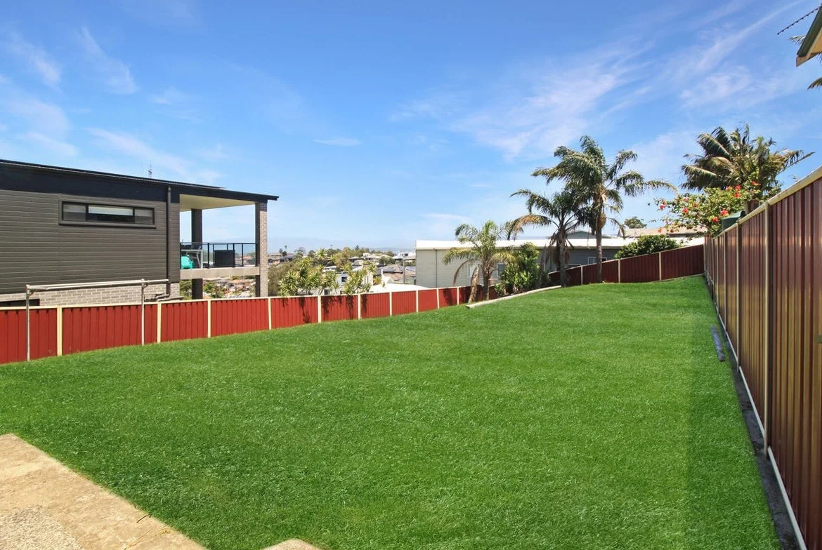 4 Lake Heights Rd, Lake Heights NSW 2502