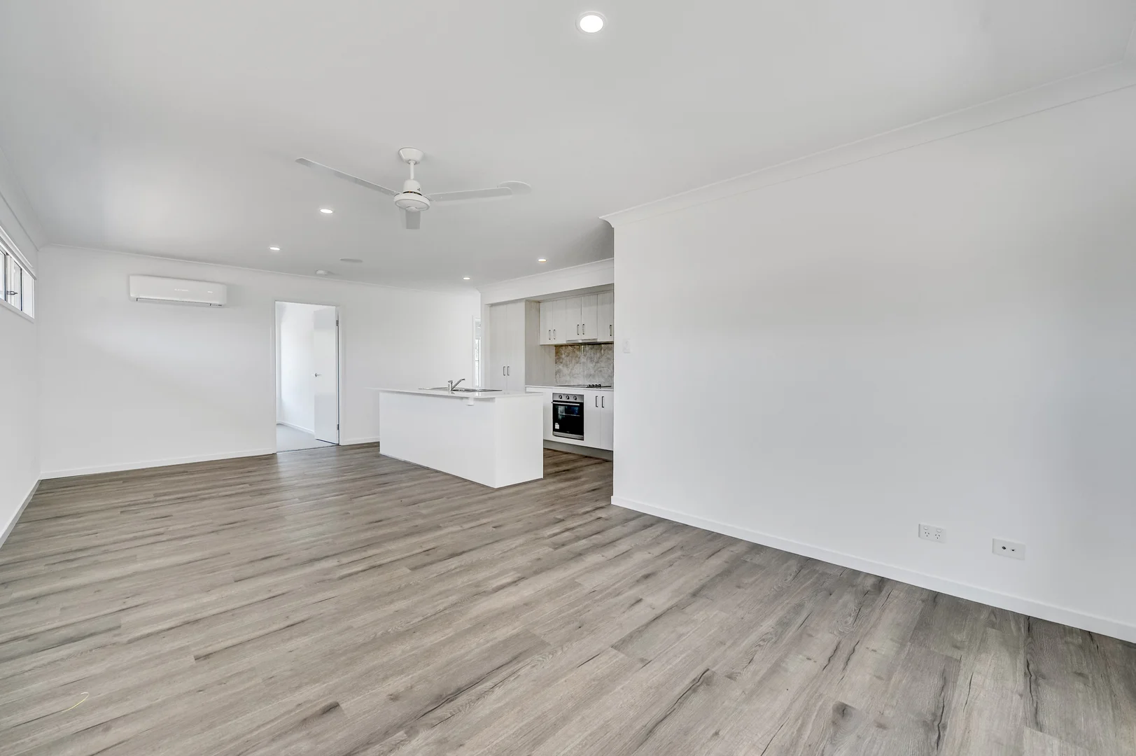 24 Twilight Drive, Spring Mountain QLD 4300 photo 5