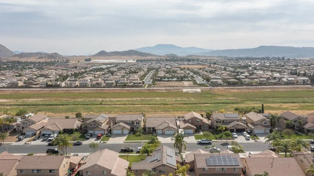 2143 Willowbrook Ln, Perris, CA 92571 photo 5