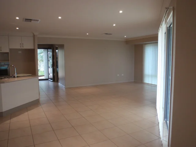 Additional image 2 of 25 Mayfair Drive, Emerald QLD 4720