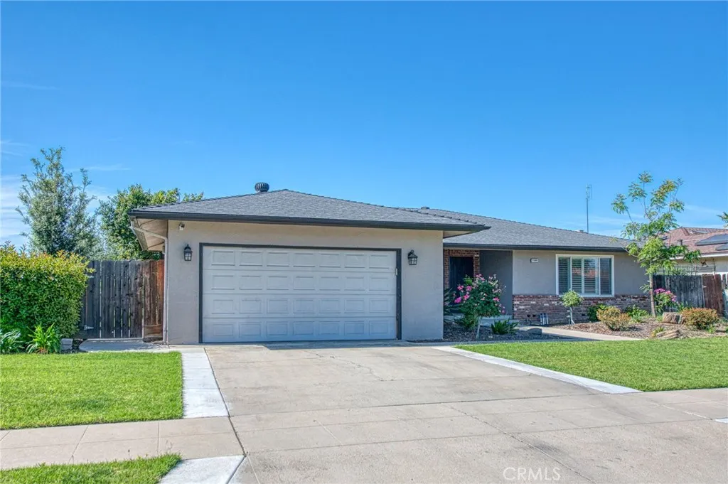 2569 E Los Altos Avenue, Fresno, CA 93710
