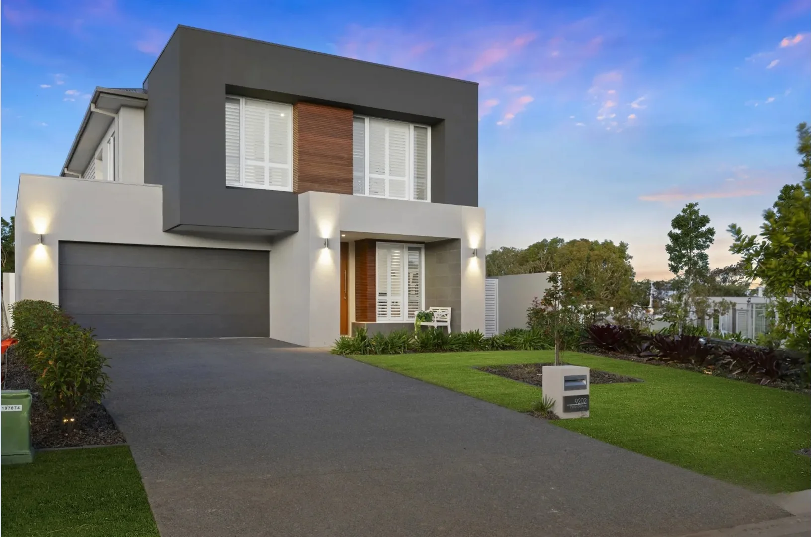 9202 Peter Senior Dr, Hope Island QLD 4212