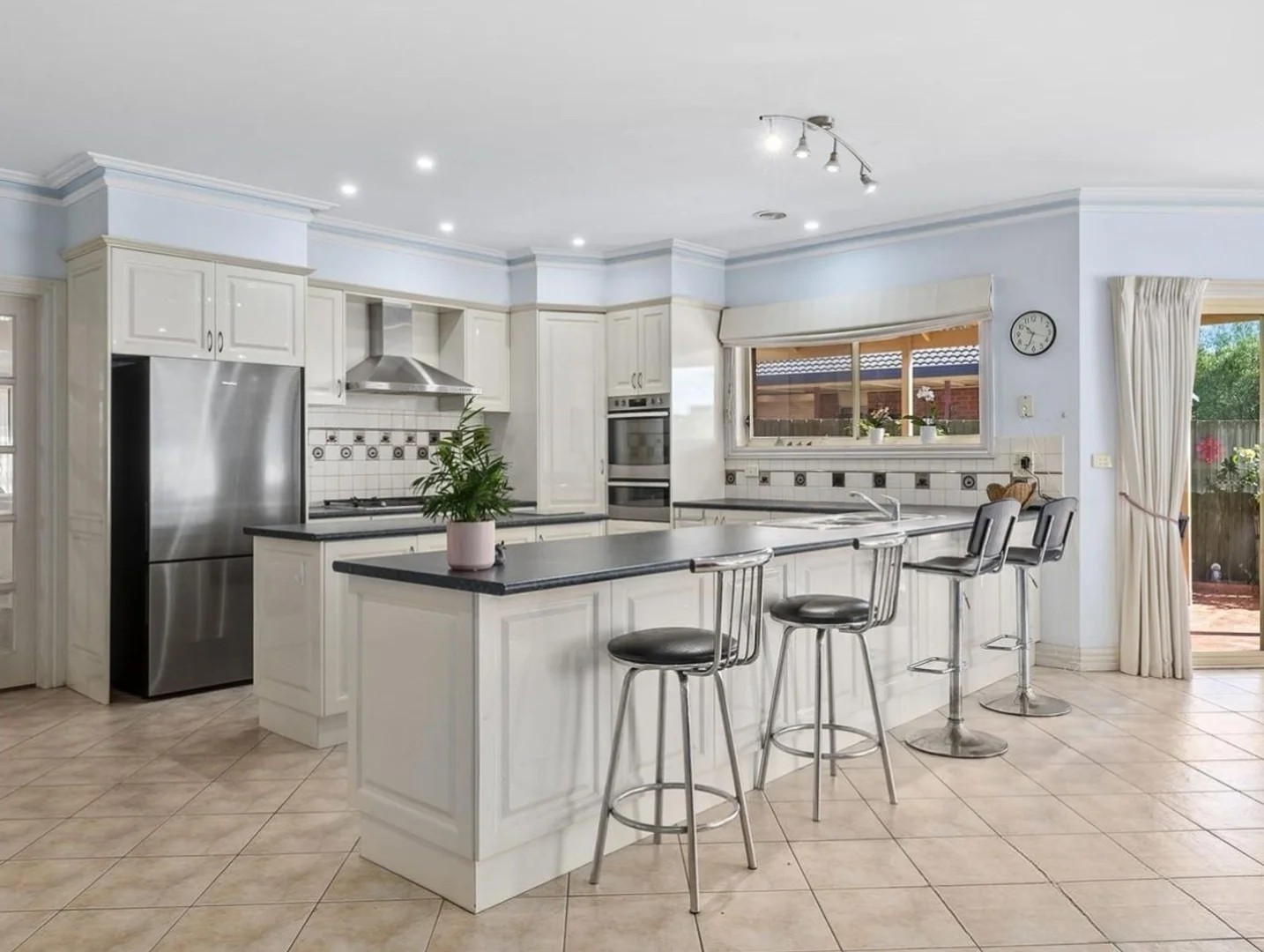 2 Stadan Place, Hillside VIC 3037 photo 2