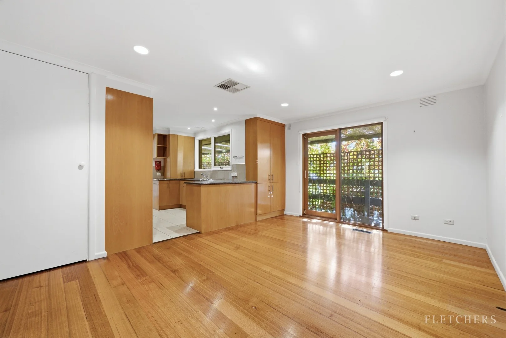 33 Landau Dr, Warranwood VIC 3134
