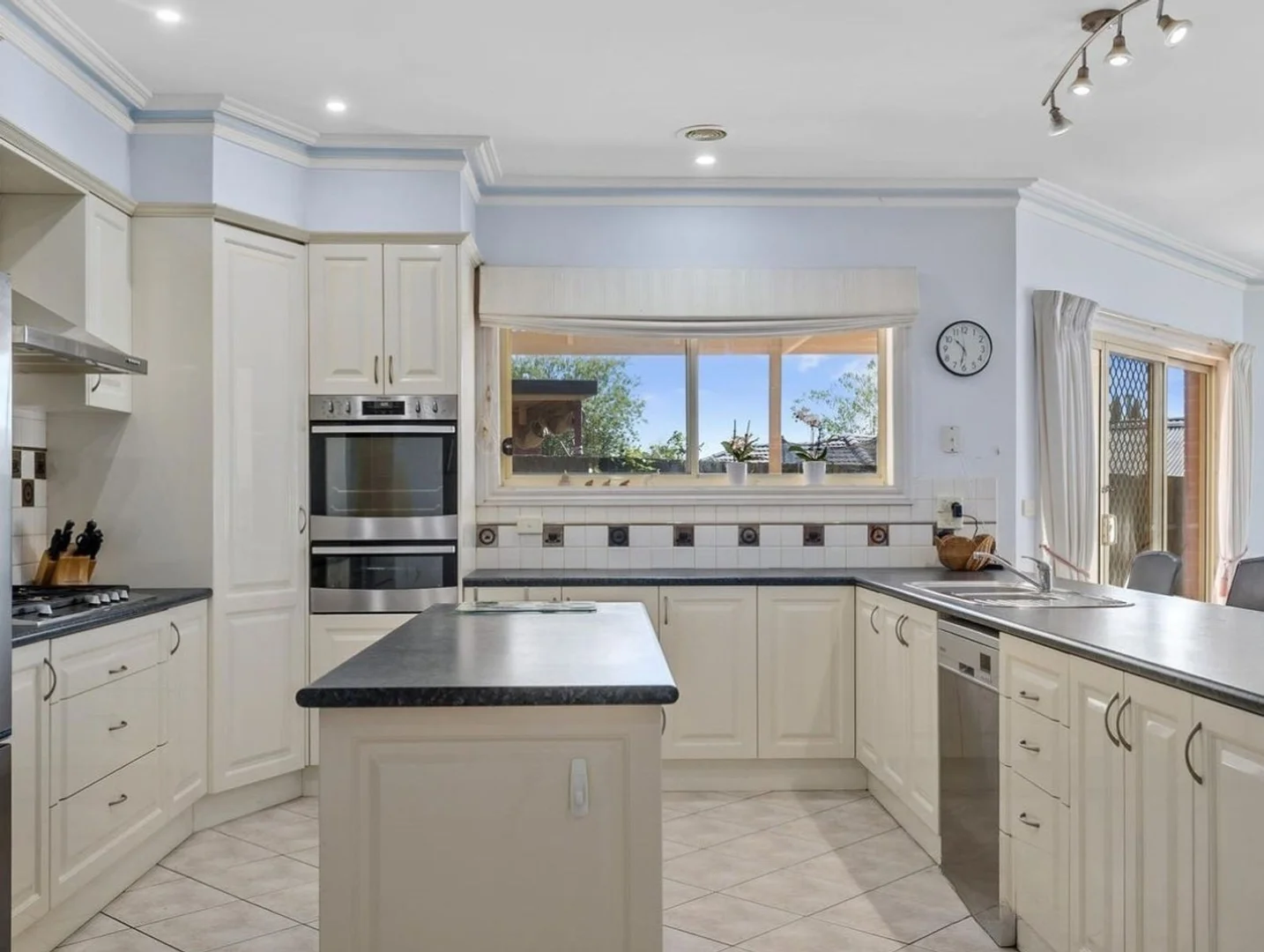 2 Stadan Place, Hillside VIC 3037 photo 3