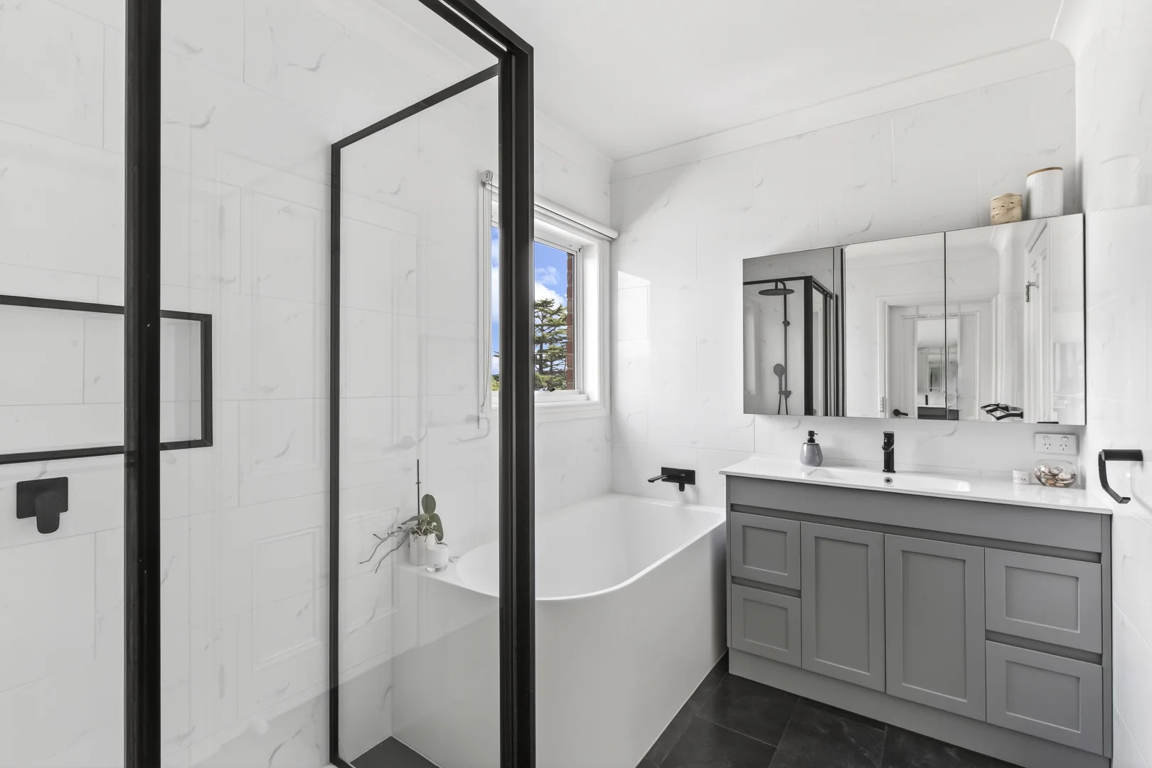Additional image 6 of 2/3 Cairns Avenue, Newtown VIC 3220